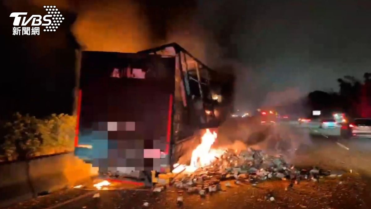 快訊/國一新竹段貨車「燒成廢鐵」!南下車流塞爆 現場畫面曝光