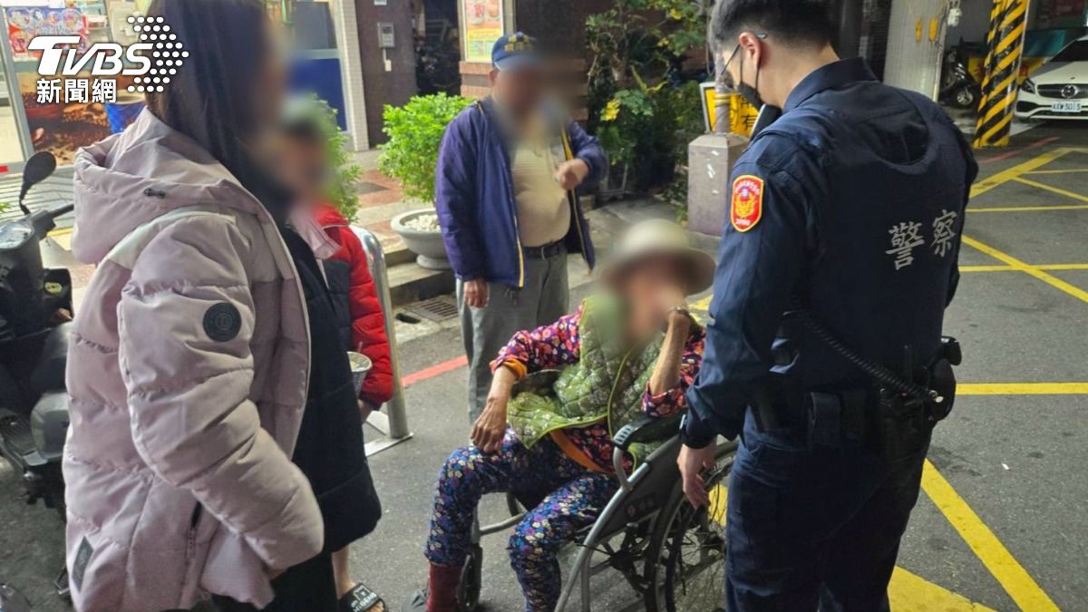 蔡婦徘徊街頭,除未攜帶任何證件,且因配戴假牙、神情緊張,說話口齒不清,無法清楚表達身分。(圖/TVBS)
