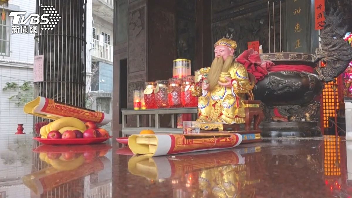 就在她虔誠點香祭拜神明時,吳姓男子趁她不注意,從供桌上將蛋糕偷走。(圖/TVBS)