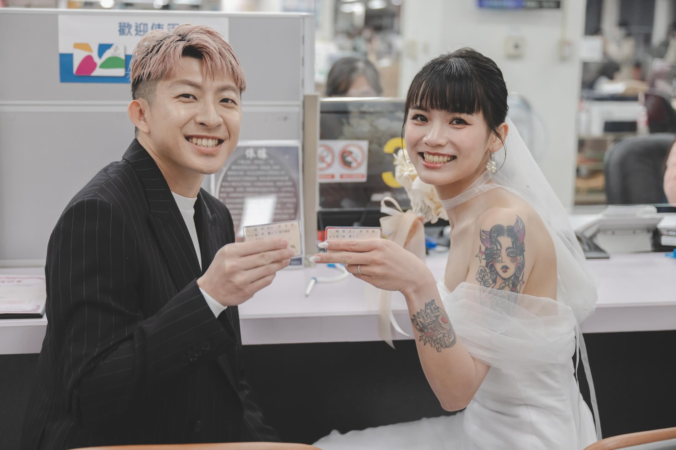 耶嫩與俐馨宣布結婚。(圖/翻攝自Threads@yenom0612)