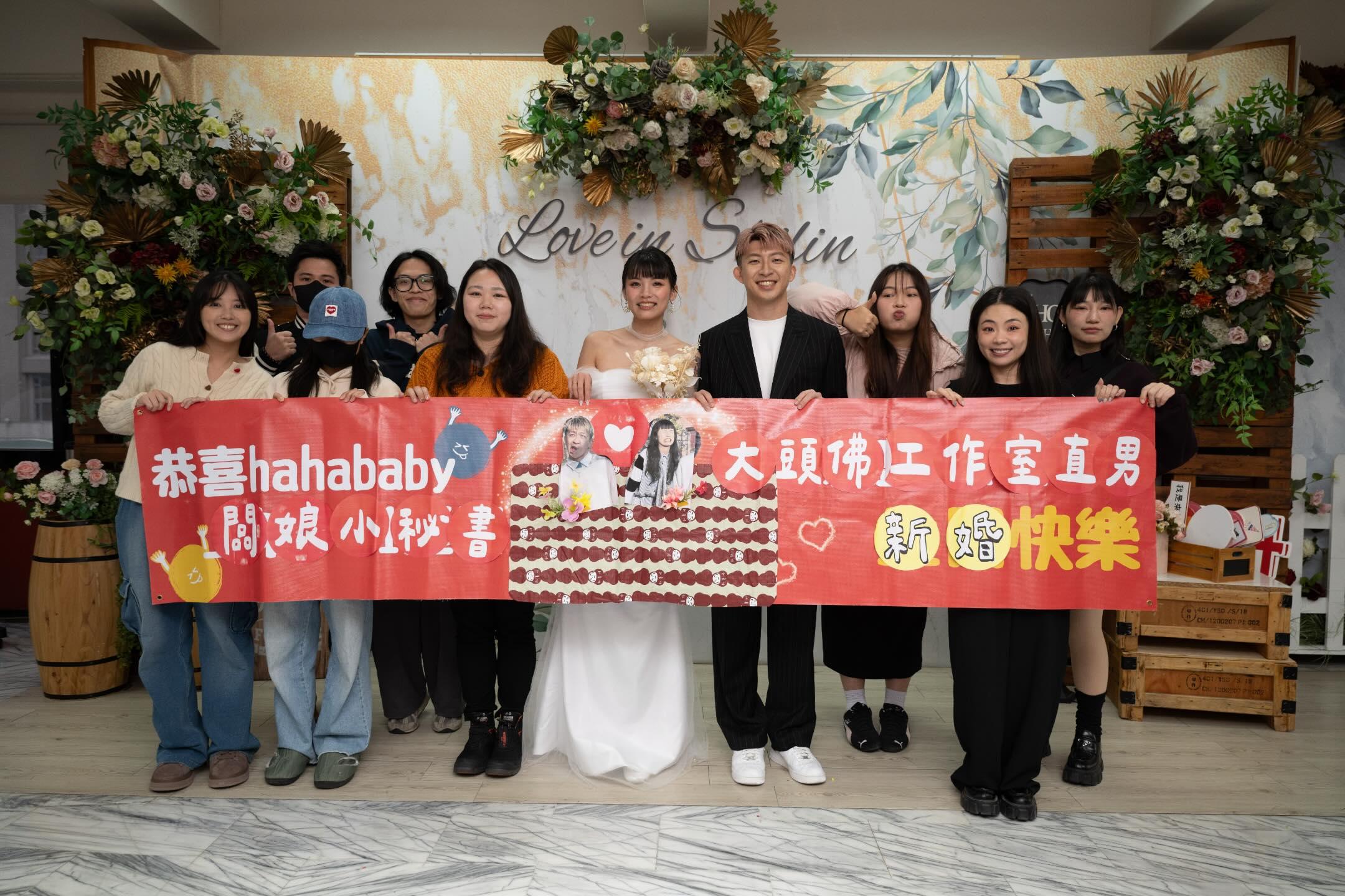 蔡阿嘎團隊一同到士林戶政事務所見證耶嫩與俐馨的幸福時刻。(圖/翻攝自Threads@yenom0612)