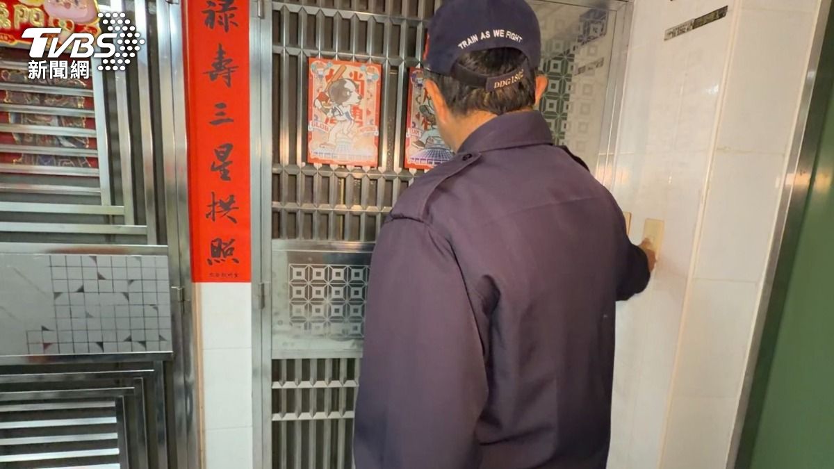 火警發生當下,隔壁大樓管理員第一時間啟動警報系統,並逐層、逐戶敲門通知住戶緊急撤離。(圖/TVBS)