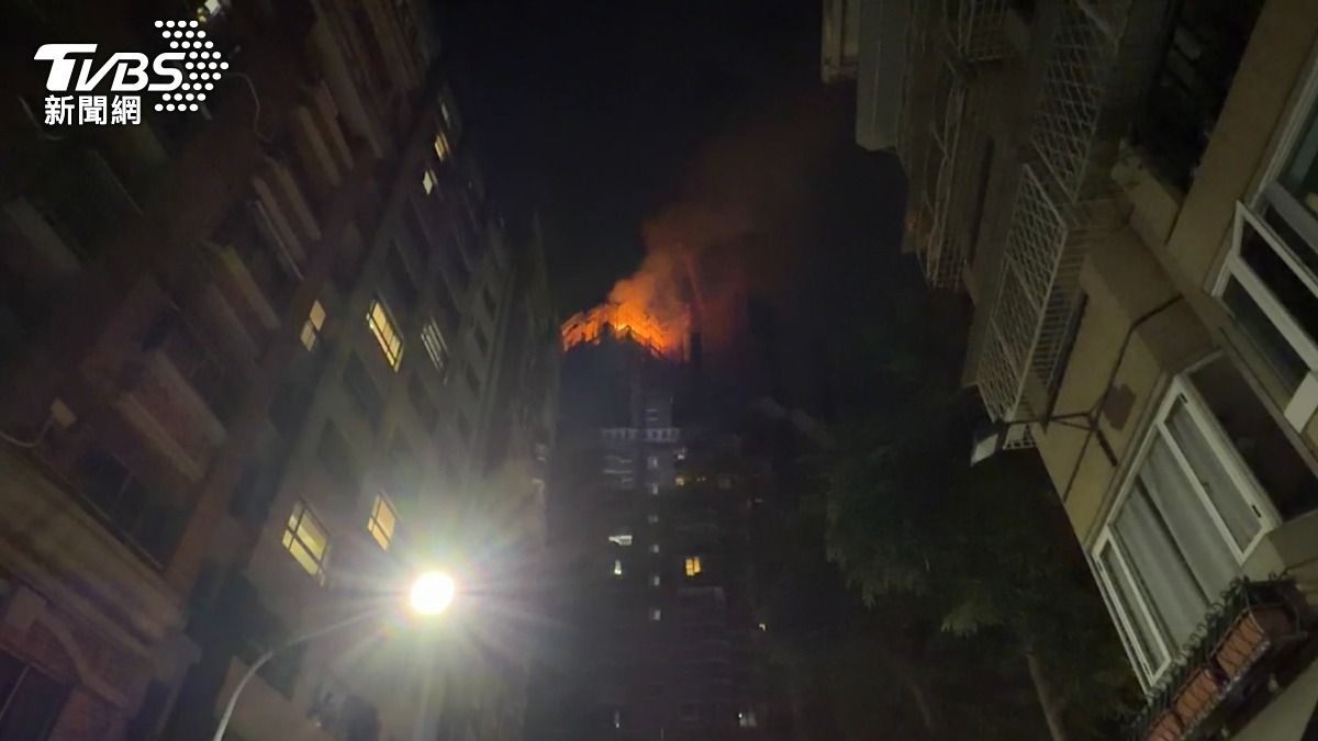 當時不僅聞到濃烈焦味,還聽見疑似爆炸聲響以及磁磚掉落的聲音,讓人相當驚恐。(圖/TVBS)