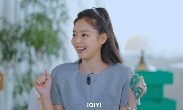 Jennie在錄影席上表現得相當興奮,在錄製期間自爆一直有追看節目。(圖/翻攝自愛奇藝國際版)