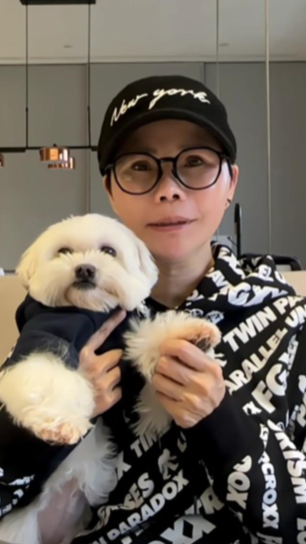 詹雅雯帶著愛犬U妹入鏡。(圖/翻攝自YW YouTube頻道)