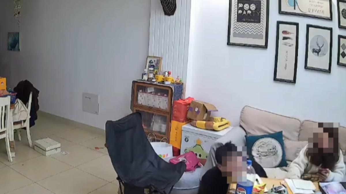 男同學臉部撞擊桌面。(圖/翻攝自臉書「記者爆料網」)
