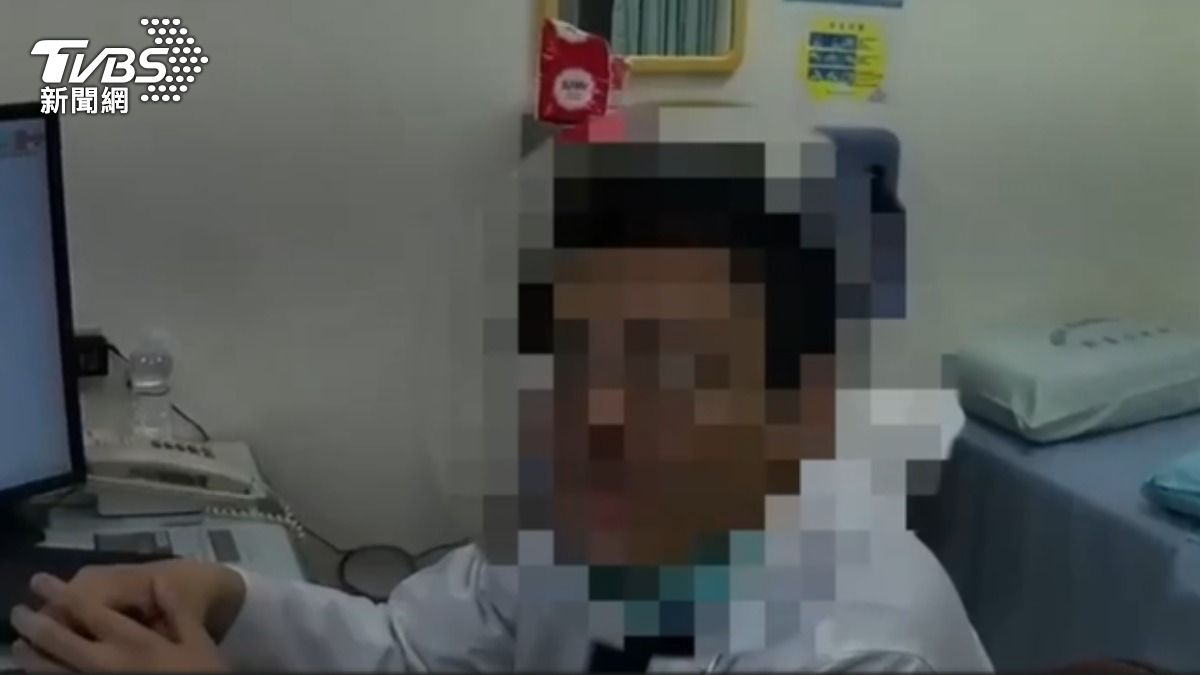 宋姓男醫師控訴遭毆打左胸。(圖/TVBS)