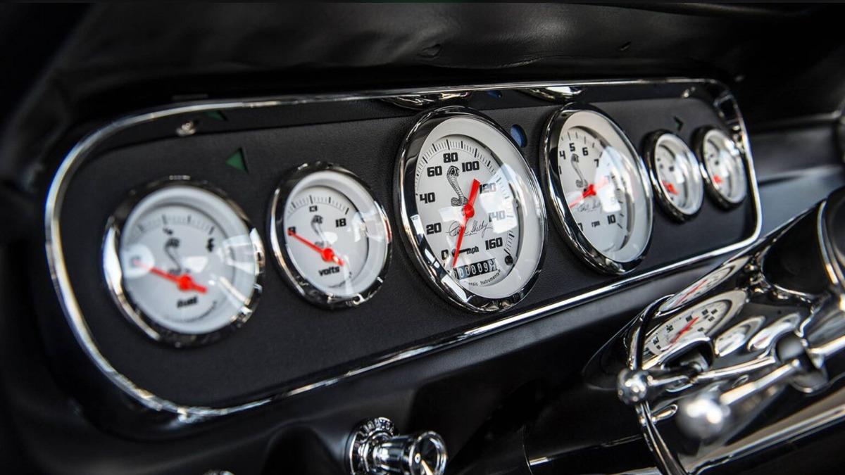 Shelby GT350TR內裝保留了六環式Classic Instruments儀表,中央還設有Carroll Shelby親筆簽名。(圖/Trick Rides提供)