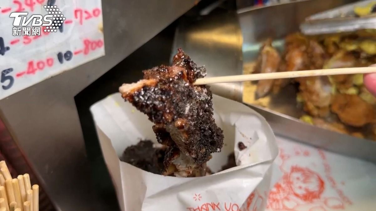屏東火車站旁邊的這家雞排店,先將雞排炸過之後再碳烤,並塗上巧克力醬,獨特的風味讓不少民眾想嚐鮮(圖/TVBS)