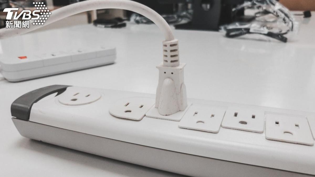 「消防神主牌」提醒「別讓延長線變成導火線」！去檢查電視櫃後方是否被延長線綑綁起來，而導致散熱不良。（示意圖／Shutterstock達志影像）