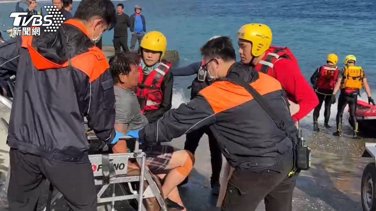 救護人員初步查看,墜海男子意識清楚並無明顯外傷,隨後送醫觀察。(圖/TVBS)