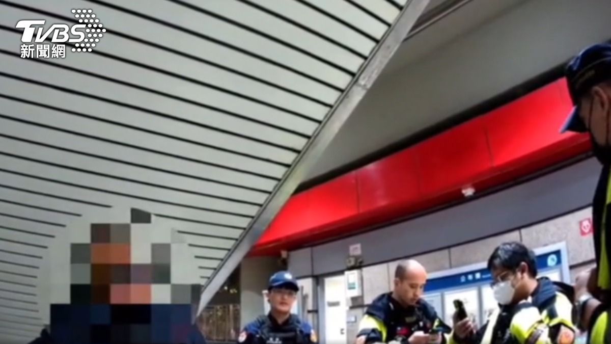 趁列車進站竟手伸閘門外,挨罰1萬不斷叫囂。(圖/TVBS)