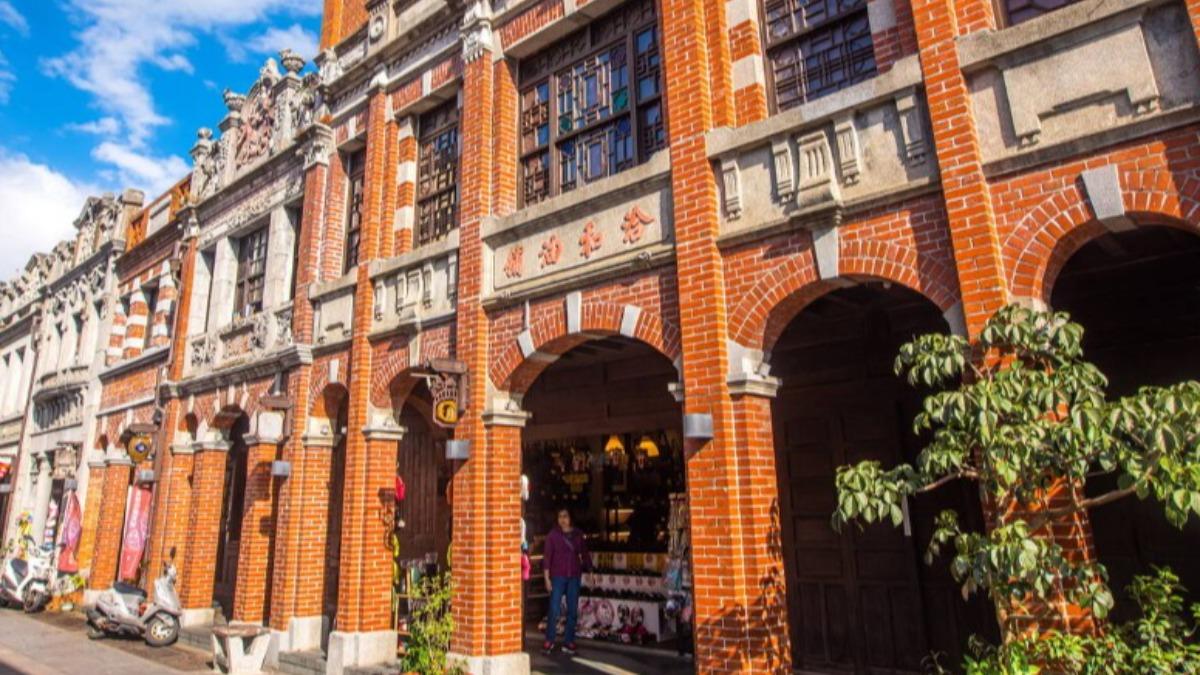 紅磚、拱廊與巴洛克式牌樓。（圖／翻攝自新北市觀光旅遊網）