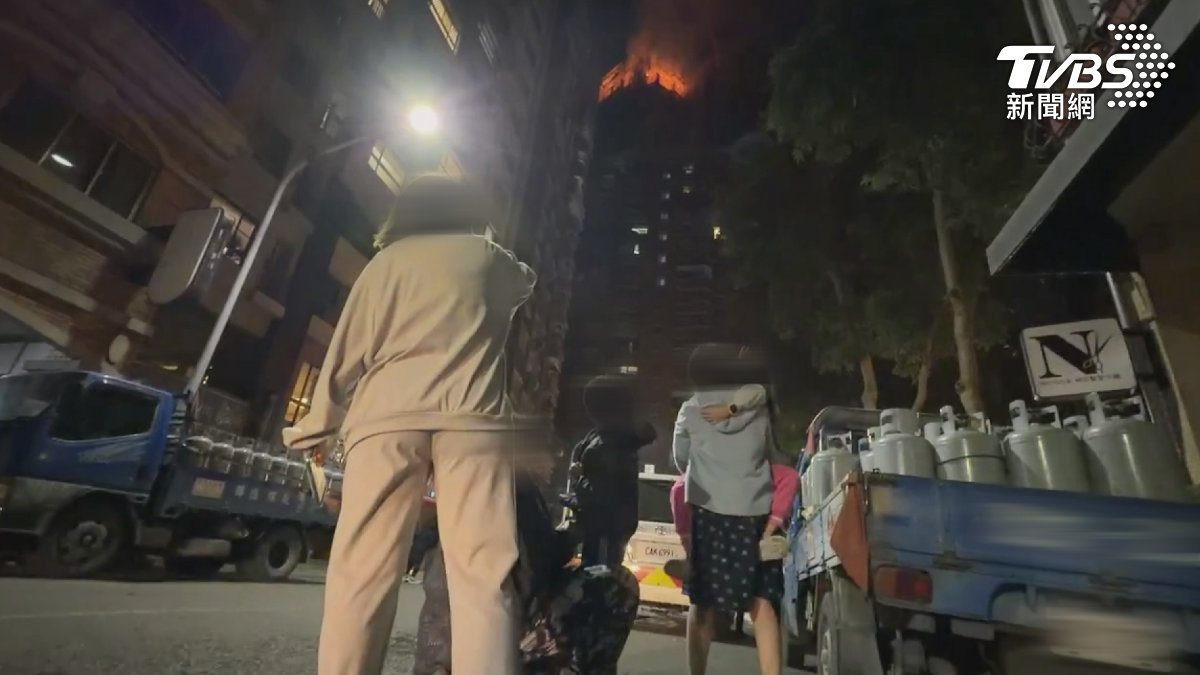 高雄鼓山建案大火,因為建案實在太靠近鄰宅,隔壁大樓還緊急發布火災警報,要住戶趕快逃生(圖/TVBS)