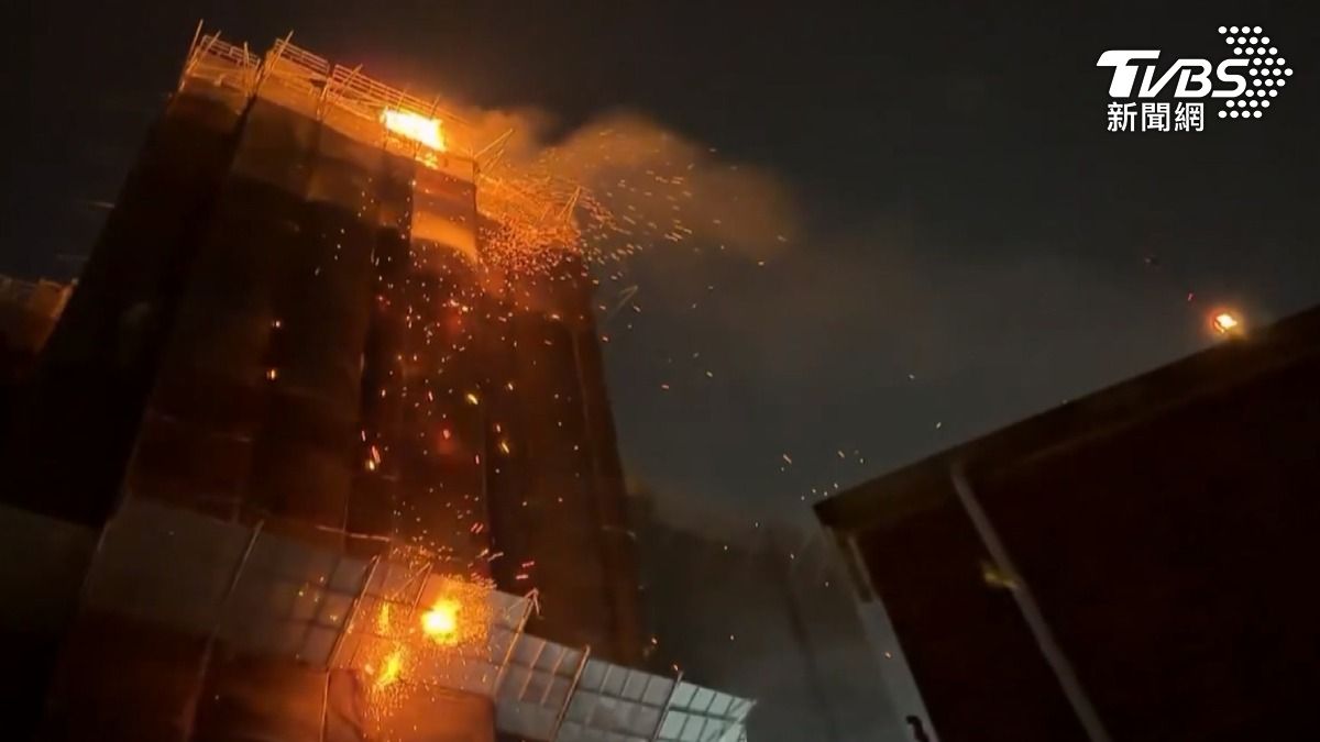 隔壁住宅的15樓,頂樓地面散落灰燼,原來火災當下,建案火芯掉落,消防員在隔壁住宅頂樓佈設防火線(圖/民眾提供)
