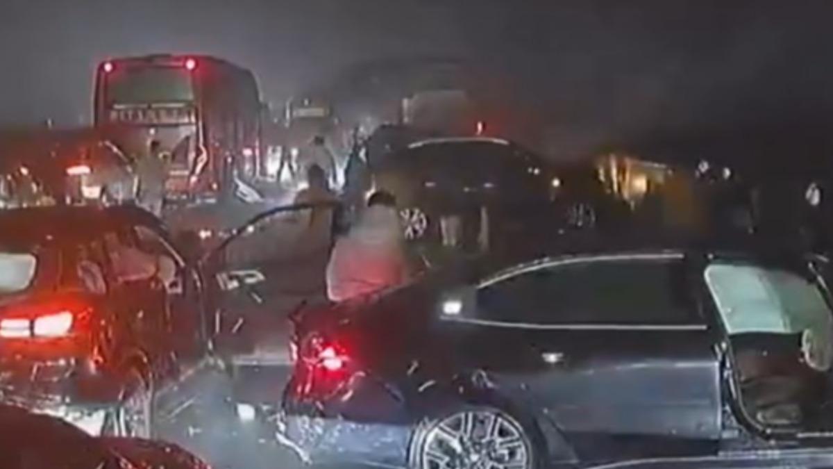 江西高速公路結冰發生恐怖連環車禍。（圖／網路畫面）