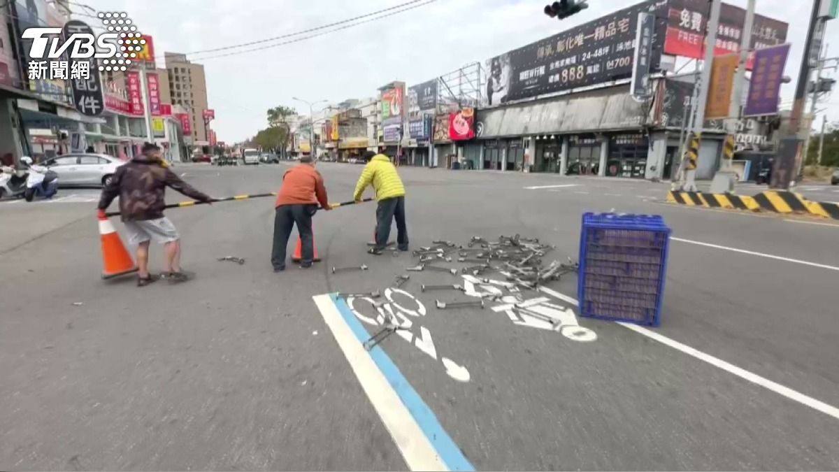排隊捐血見貨車掉貨!3熱血人「衝出幫撿」設路障 被讚:一生平安。(圖/TVBS)