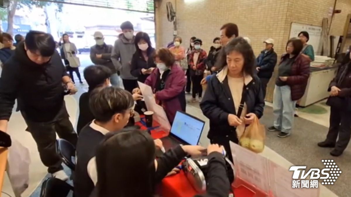 士東市場排隊人潮。(圖/TVBS)