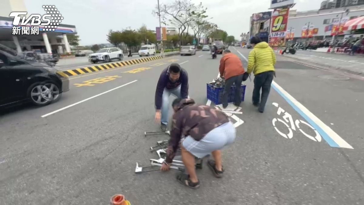 捐血還助人!3民眾攔車撿物暖哭全場。(圖/TVBS)