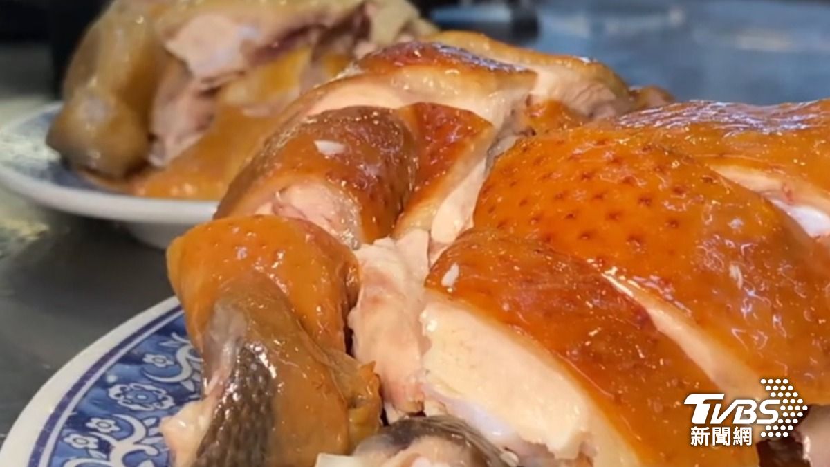 「士東好吃雞肉」金牌甘蔗雞。(圖/TVBS)