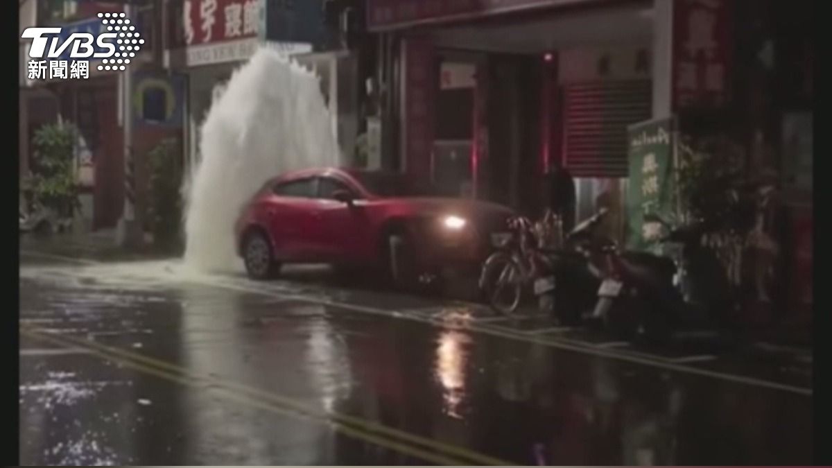 女買早餐精神差「逆向撞消防栓」 水柱噴3公尺淹路賠近10萬。(圖/翻攝FB/我是頭份人)