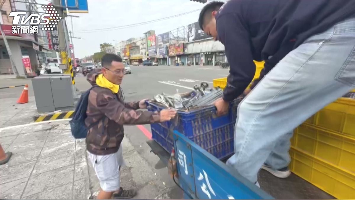 彰化捐血送土雞超搶手!3人見掉落物秒幫忙。(圖/TVBS)