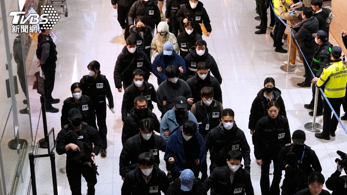 涉嫌參與柬埔寨線上詐騙的南韓嫌疑人在警察押解下入境抵達南韓仁川國際機場。(圖/達志影像美聯社)