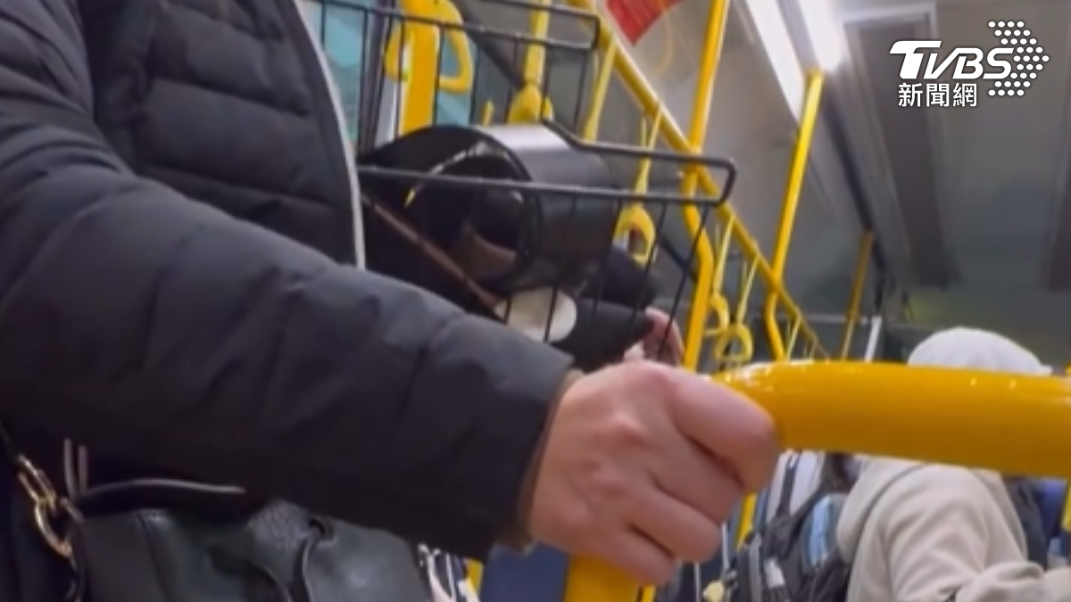 公車緊急煞車,婦人站不穩鐵籃砸人,怒嗆司機和乘客。(圖/Threads:zzz1504ling)