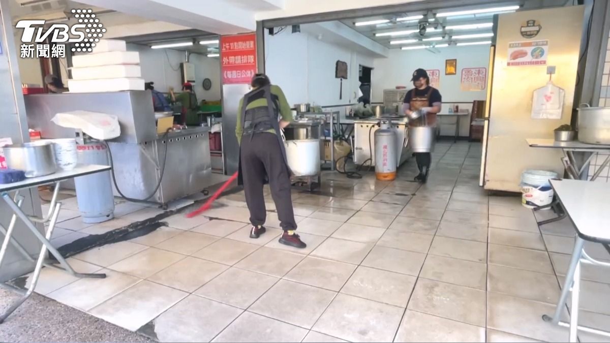 2個月連續出包!台中名店筍絲疑吃出「拖把繩」 店家拒回應。(圖/TVBS)