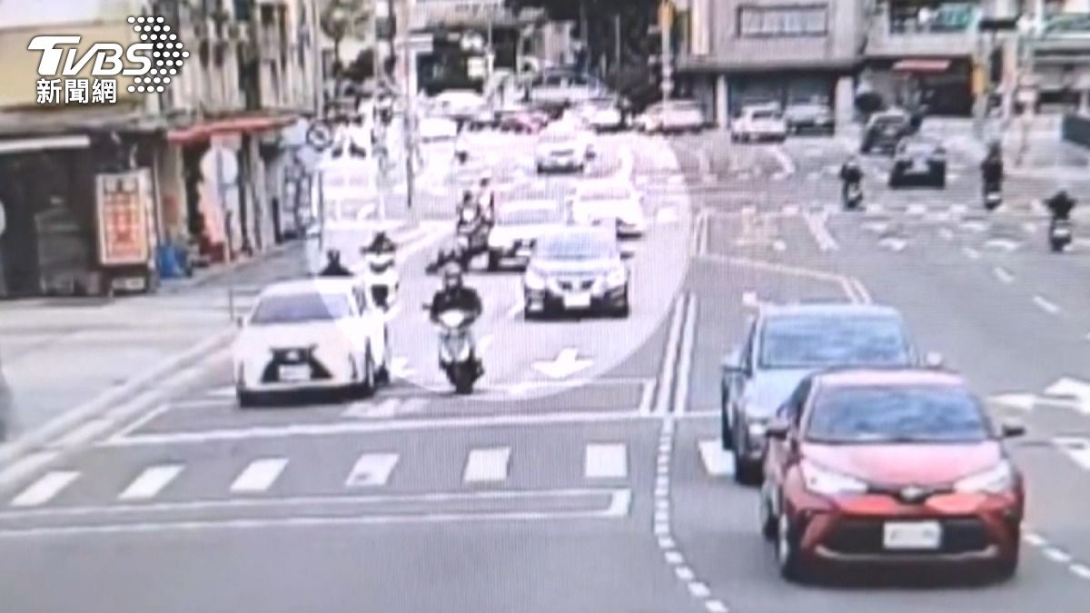 台中尖峰時段車禍！74歲駕駛擦撞機車　76歲騎士「倒地OHCA」。(圖／TVBS)