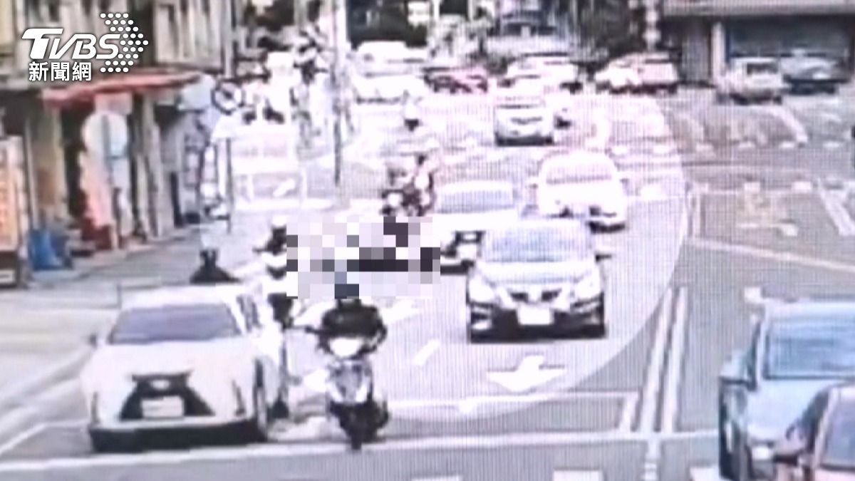74歲駕駛變換車道　騎士摔倒失去心跳。(圖／TVBS)