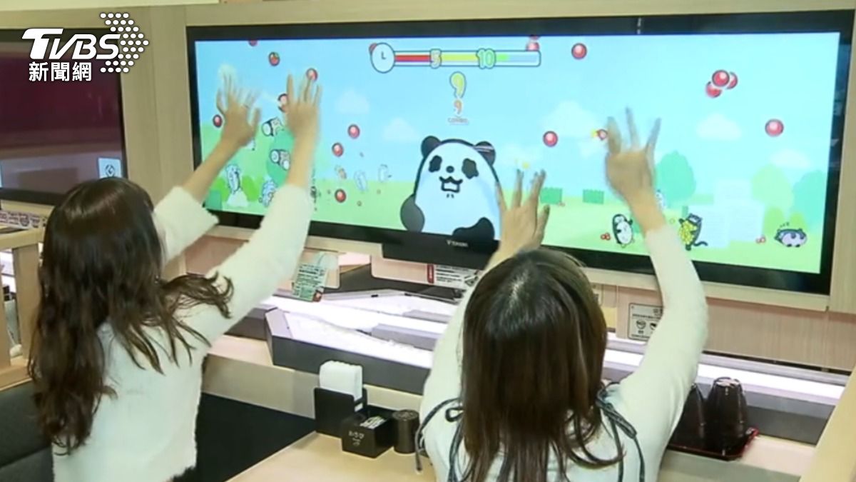 巨型螢幕可以玩小遊戲。(圖/TVBS)