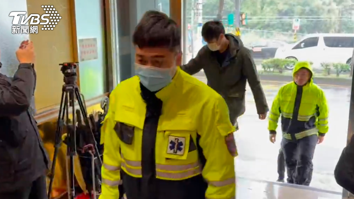 詹能傑的消防同仁忍淚冒雨送別。（圖／TVBS）