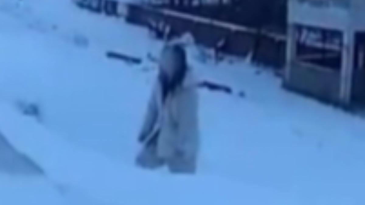 雪地「冰雕眼珠在轉」　警嚇傻：是活人！凍僵8小時奇蹟生還