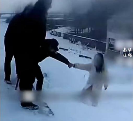 員警將女子拉上來，並抬上警車保暖、送往醫院搶救。（圖／翻攝自微博）