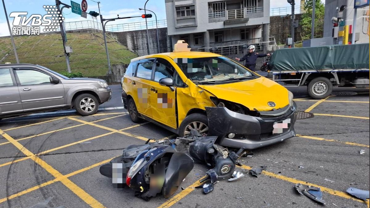快訊/新北三重嚴重車禍!機車闖紅燈猛撞運將 騎士傷重不治
