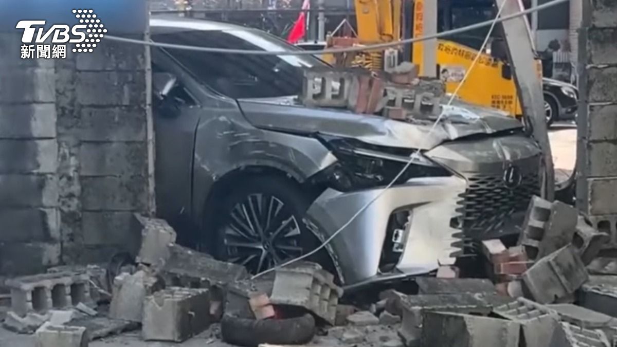 國民黨台中黨部圍牆遭撞倒!磚塊砸中都發局員工 3人送醫