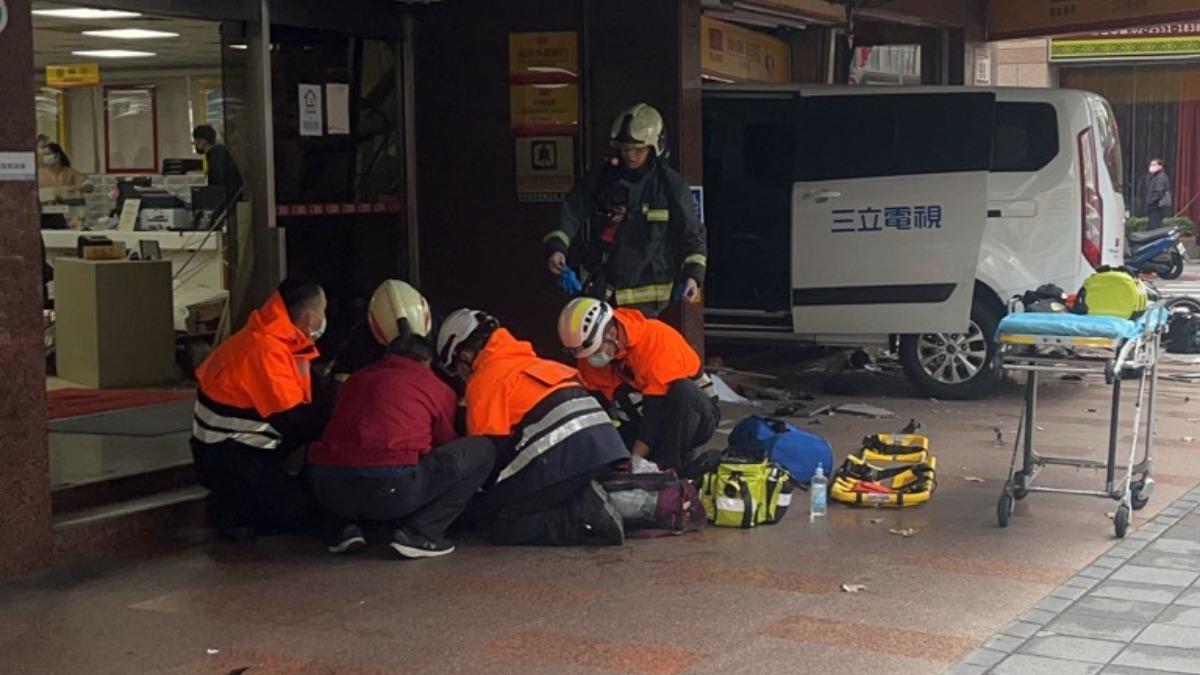 快訊／三立電視採訪車撞進南京東路銀行！10人受傷　婦人頭爆血急救中