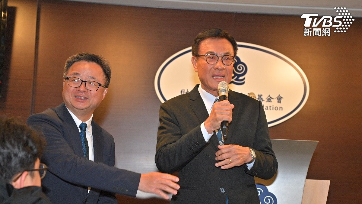 蘇嘉全與海基會秘書長羅文嘉（左）在聯席會後親自與媒體打招呼。（圖／胡瑞麒攝）