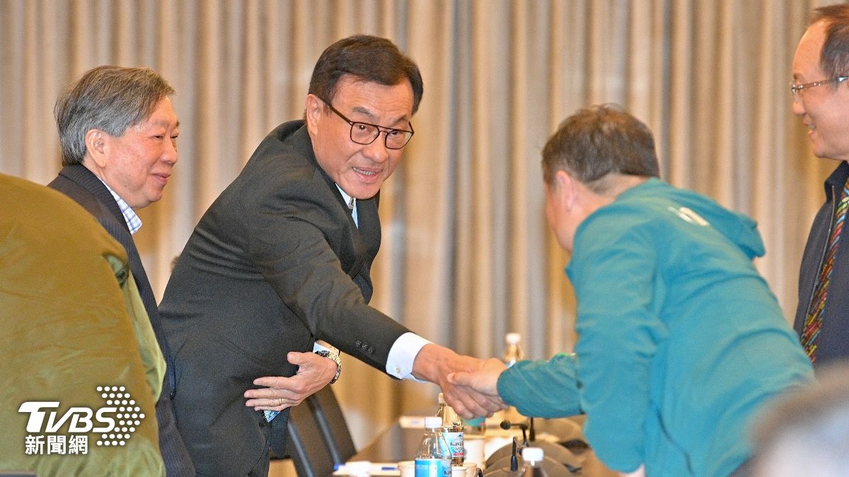 蘇嘉全在進場時，與在場委員握手寒暄。（圖／胡瑞麒攝）