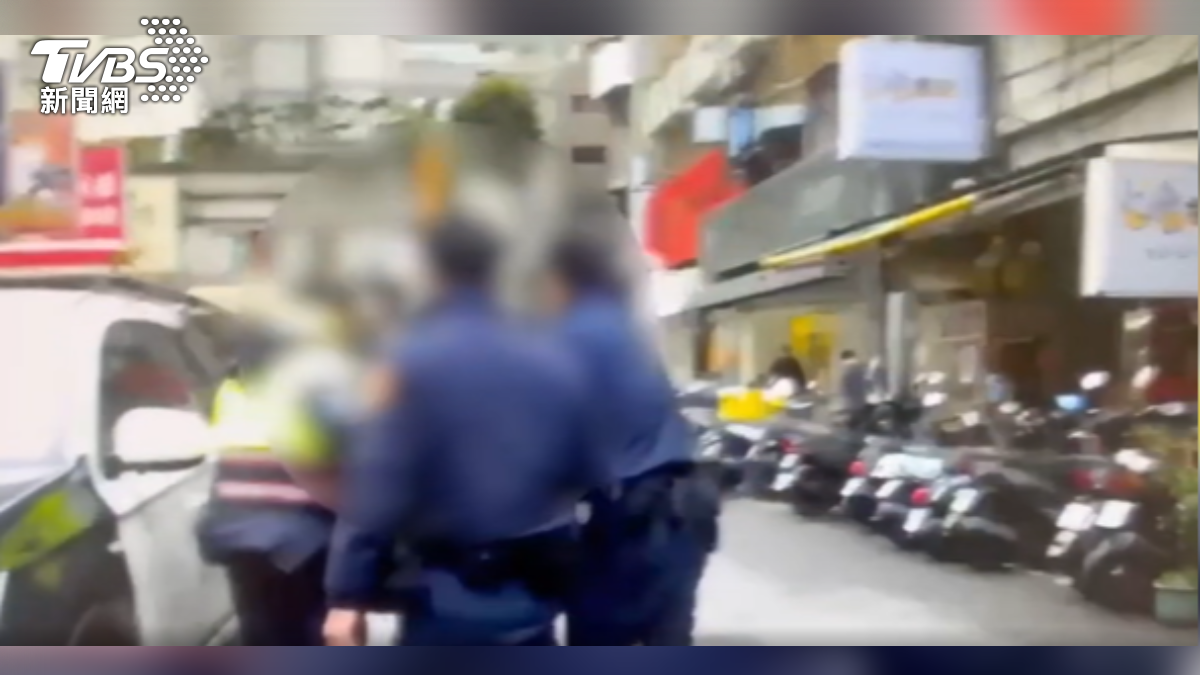 曾擔任詐欺集團車手的黃姓男子,22日遭士林地檢署22號發布通緝,沒想到才隔一天,就因為心虛逃跑,被警方抓個正著。(圖/TVBS)