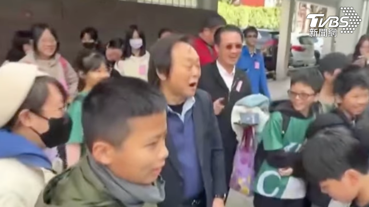 王世堅被學童簇擁大合唱《沒出息》。（圖／TVBS）