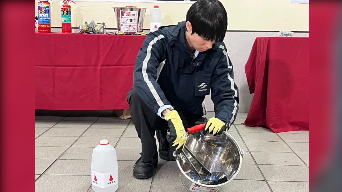 若發現有行動電源冒煙,請放入鐵桶並倒入冷水降溫。(圖/台北捷運提供)
