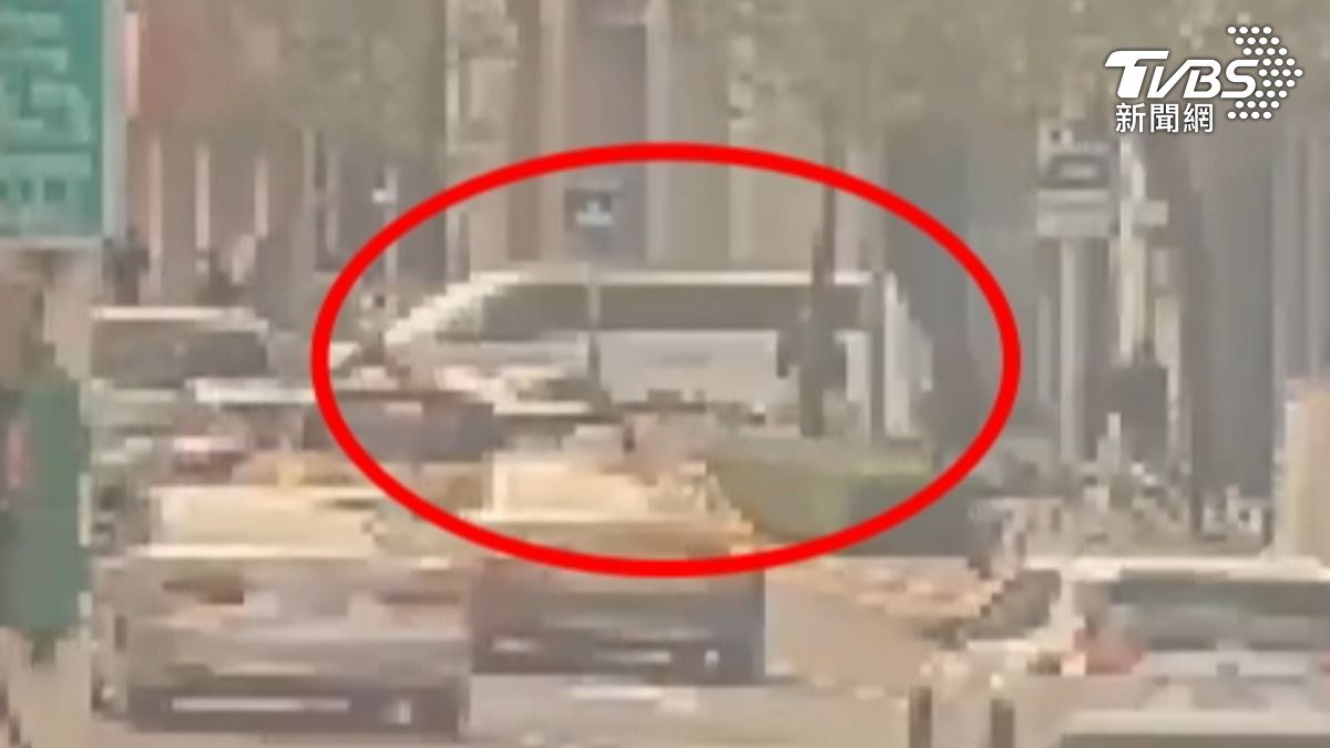 監視器畫面可見採訪車絲毫未減速。(圖/TVBS)