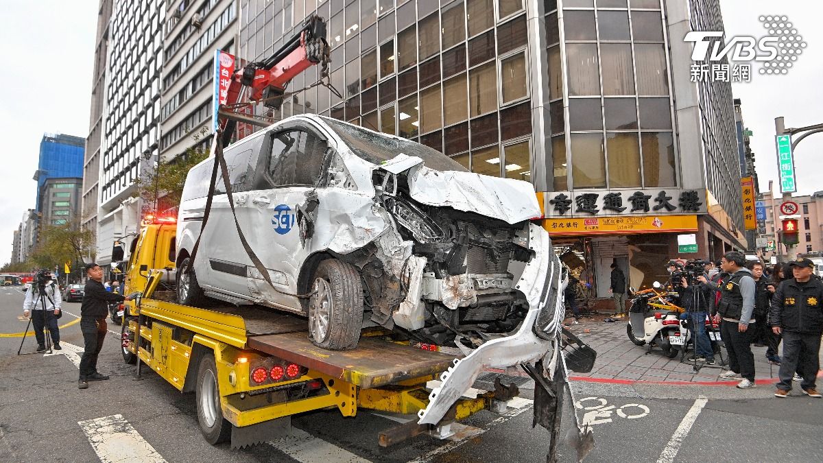 車輛慘況曝!三立採訪車衝撞銀行釀10傷 車頭「撞成廢鐵」