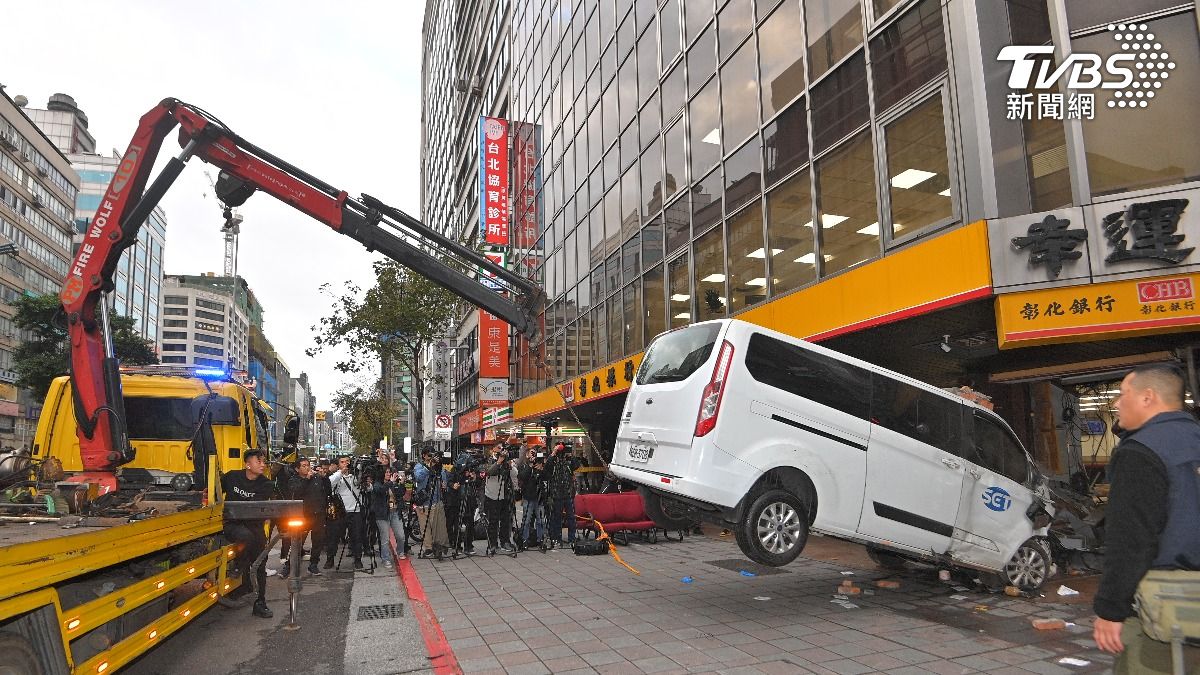 採訪車被拖出。(圖/胡瑞麒攝)