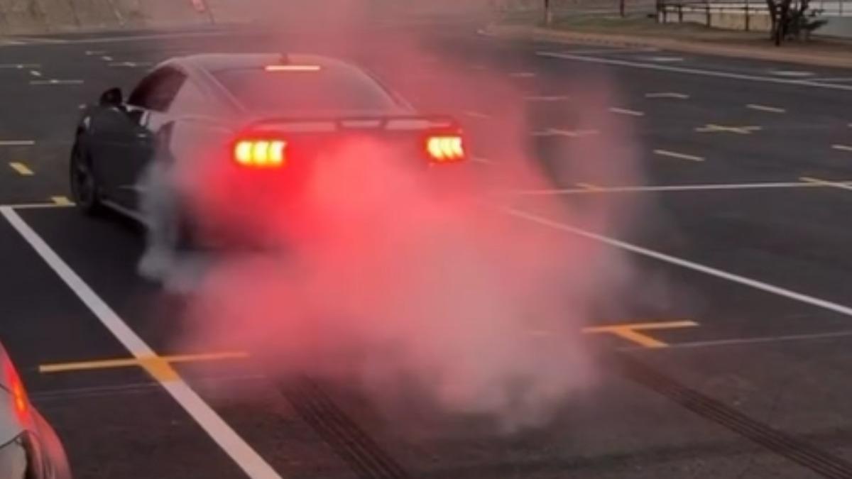朱姓男子駕駛野馬跑車,在中山大學停車場燒胎,不知道的還以為車壞了。(圖/翻攝Threads @diary_88888)