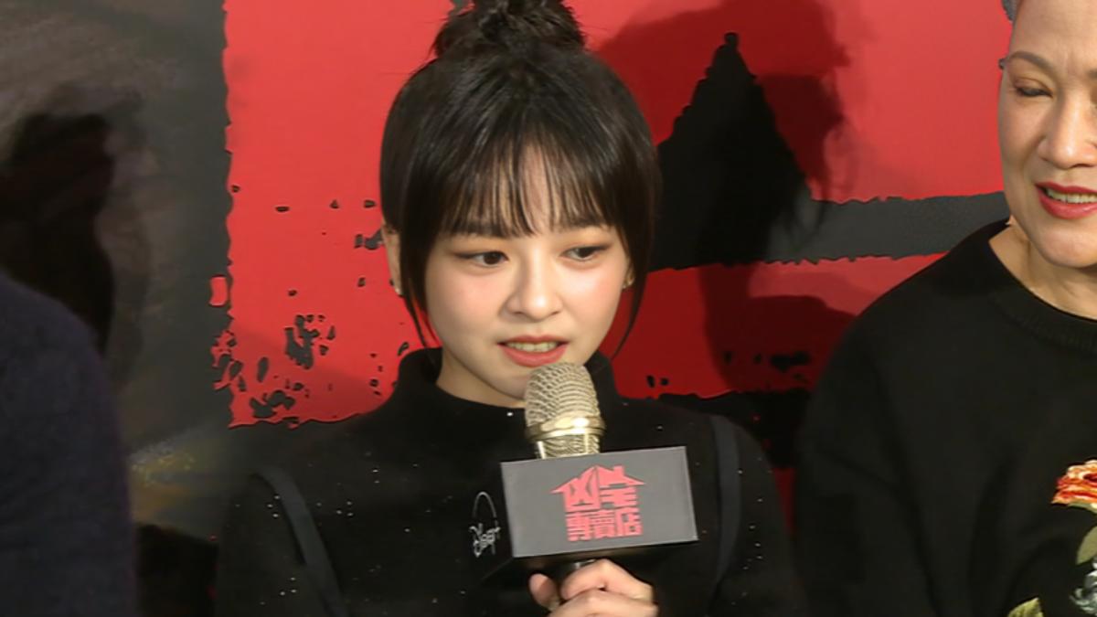 凶宅專賣店化身通靈少女,陳姸霏狂唸咒。(圖/TVBS)