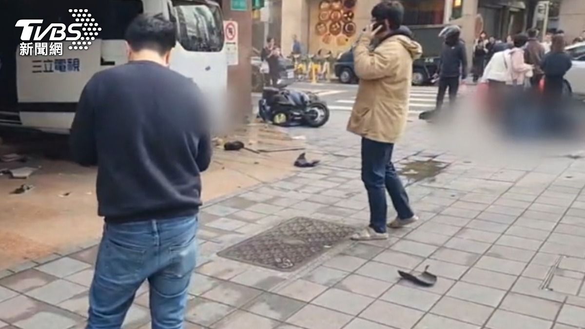 三立採訪車衝撞銀行,傷者倒地待救。(圖/TVBS)