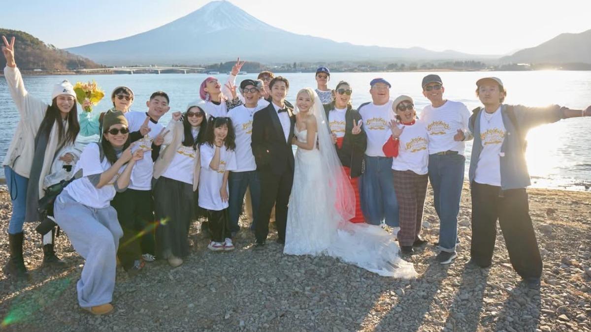 陳漢典、Lulu拍婚紗照親友一旁見證浪漫時刻。(圖/翻攝自IG)